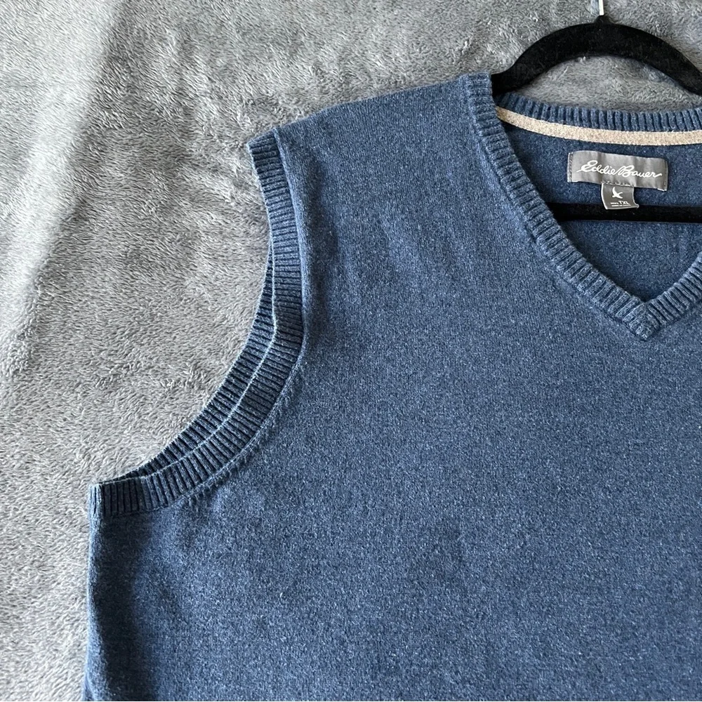 ✨Eddie Bauer Men's V-Neck Blue Sweater Vest